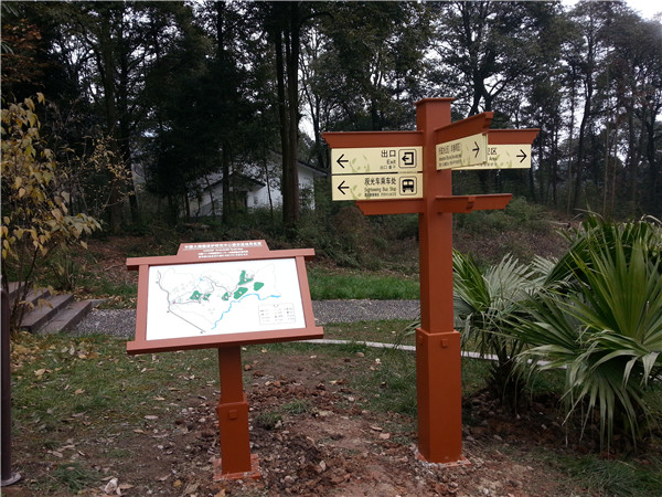 在現(xiàn)代大城市或一些鄉(xiāng)村道路上，合理的價格路標(biāo)隨處可見。盡管人們在日常生活中并不太注意他們，但大多數(shù)時候他們會快速瀏覽一下，獲取他們需要的信息，然后離開。甚至一些未開化的人也樂于破壞這種公共物品。為了引起人們對導(dǎo)視牌的注意，我們來介紹一下導(dǎo)視牌的具體功能。  首先，導(dǎo)視牌最基本的功能是作為路標(biāo)和導(dǎo)游卡，向來往的人們傳達(dá)各種信息，主要包括重要場所的內(nèi)部結(jié)構(gòu)、周圍道路和交通狀況的說明，以便人們能夠獨(dú)立、快速地找到正確的前進(jìn)方向，這在高速公路或國道上是常見的。不僅如此，它還可以作為一些著名旅游景點(diǎn)附近建筑的文化背景介紹或名人身份介紹的載體，有利于豐富游客的文化背景知識，是一種優(yōu)秀的文化宣傳手段。此外，標(biāo)有“禁止”字樣的標(biāo)識，如:禁止吸煙、禁止大聲喧嘩、禁止攝影等。有利于維護(hù)公共秩序，明確告知群眾哪些行為是不允許的，并對公眾產(chǎn)生約束作用。  其次，著名的導(dǎo)向標(biāo)識也是美化和豐富空間環(huán)境的工具。它可以填補(bǔ)視覺空白，同時還可以調(diào)節(jié)和緩解公眾的視覺疲勞。一些路標(biāo)將被設(shè)計得漂亮可愛，這實(shí)際上是對環(huán)境的一種點(diǎn)綴，使周圍的環(huán)境更加充滿活力和新鮮。眾所周知，如果你在高速公路上開很長時間，你會很累，因?yàn)橹車h(huán)境太單一。 然而，導(dǎo)向標(biāo)識可以給司機(jī)提供一定的距離或各種各樣的當(dāng)?shù)匦畔ⅲ@可以使每個人的注意力暫時轉(zhuǎn)移，并很容易引起與車內(nèi)乘客的話題?？偠灾瑢?dǎo)視牌在人們的日常生活中非常重要。沒有它，人們將很難找到前進(jìn)的正確方向，空間環(huán)境將不會豐富和美麗。  因此，平時人們應(yīng)該愛護(hù)公共場所的導(dǎo)向標(biāo)識，不要讓它們成為自己享樂的代價，充分發(fā)揮它們的使用價值。